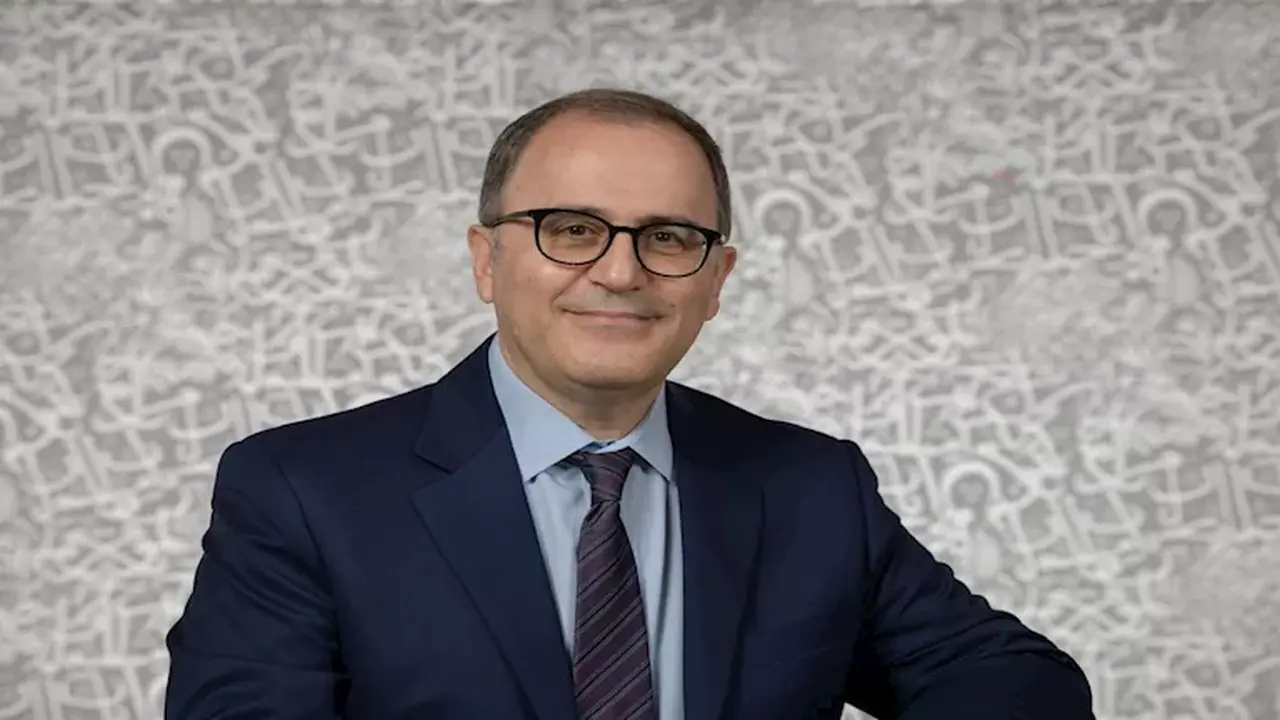 بالإجماع وللمرة الثانية.. أحمد دلال رئيسًا للجامعة الأمريكية في القاهرة